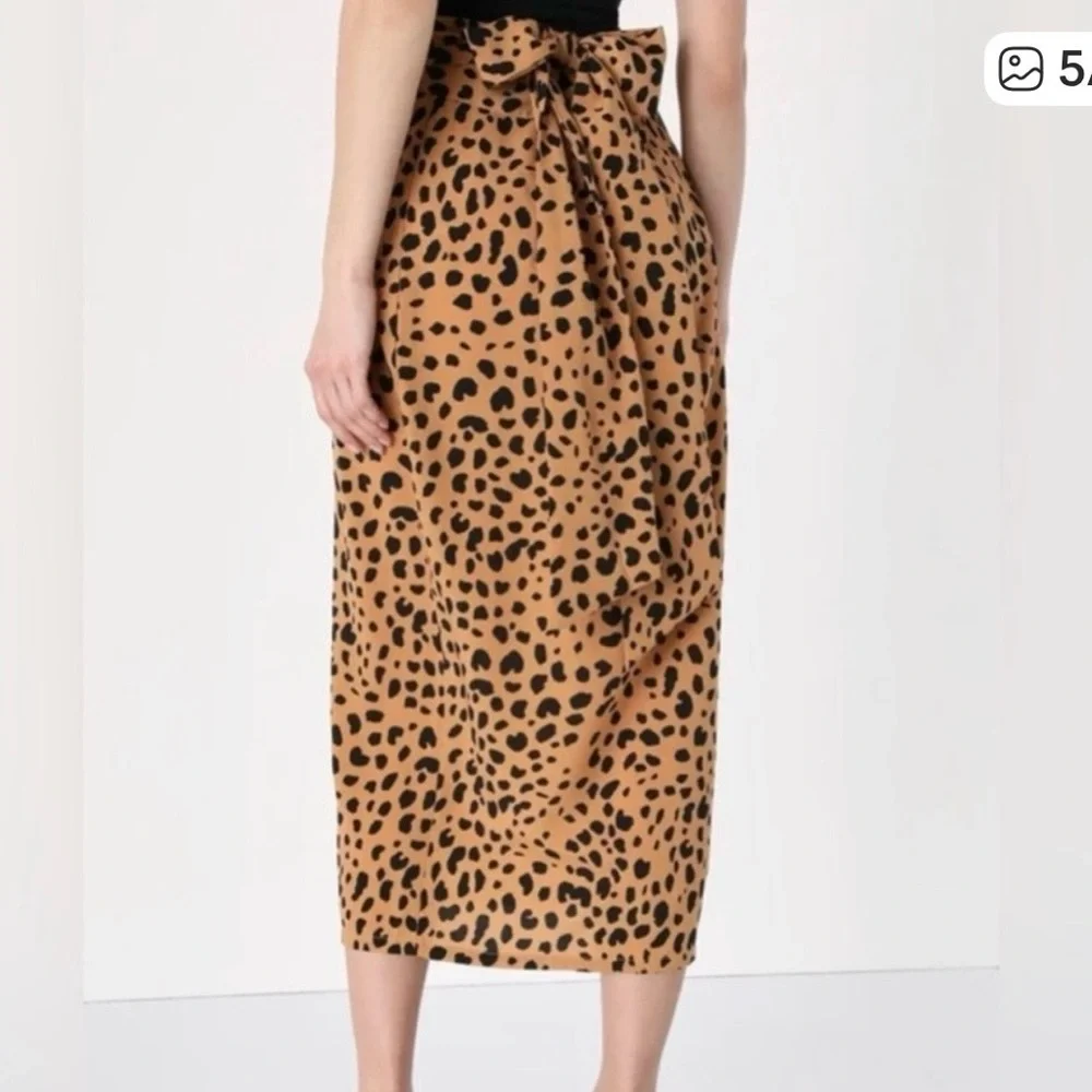 Lulus Gauzy Tan Leopard Print Midi Wrap Skirt Size Small. Waist 26”.